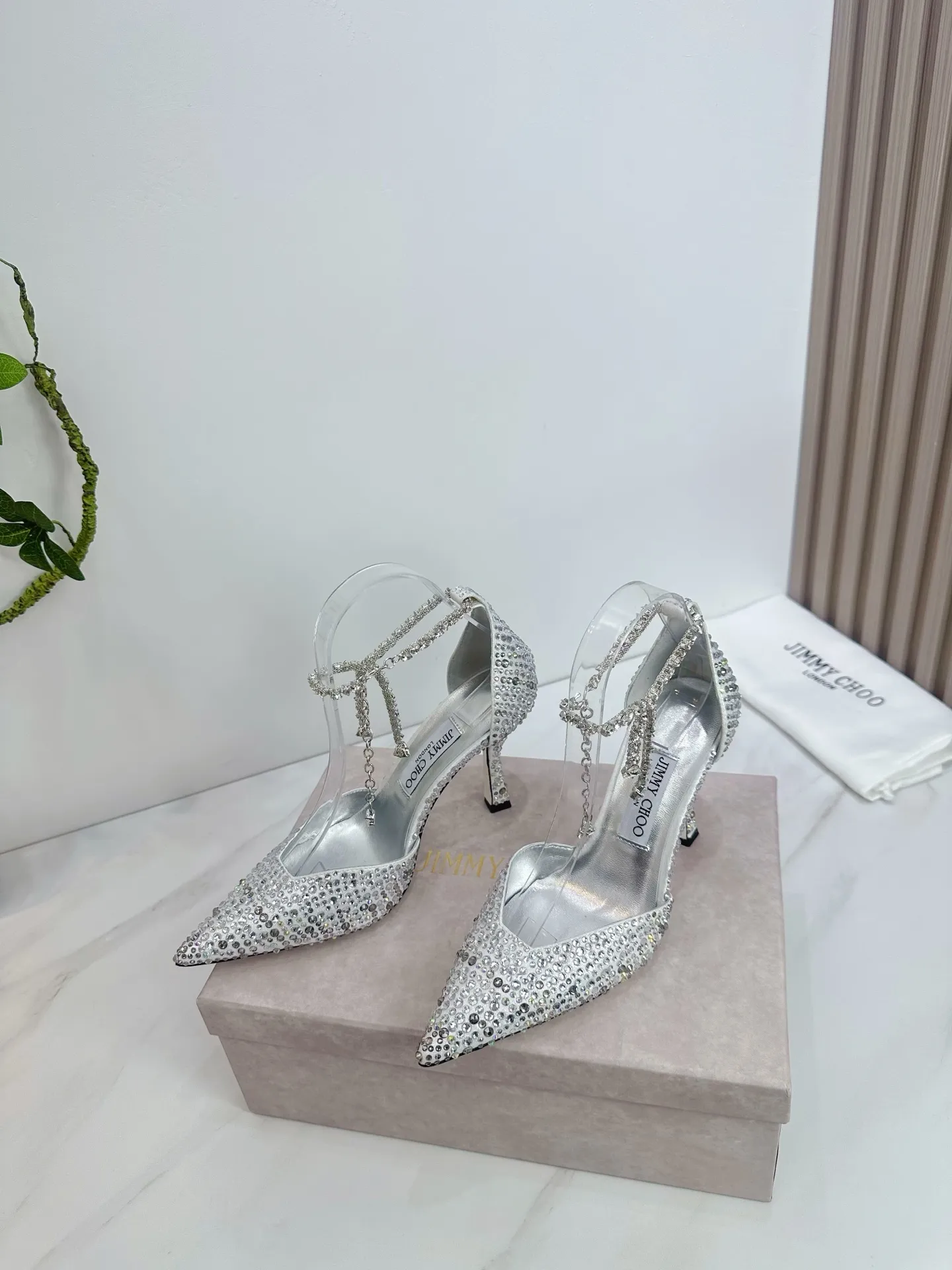 👟👟Ex-factory price 820👟👟 JIMMY CHOO (Jimmy CHOO) 💝💝💝 is a very comprehensive noble fashion lifestyle brand, with a series of women's high-heeled, medium-heeled, flat-heeled sandals with the same strap from major fashion bloggers and celebrities in Hong Kong and the United States.  The Australian pointed toe, round toe and square toe series are simply beautiful. Fall in love with elegance and playful sense of the future. Just by looking at them, you want to own them immediately, but you can really think about a pair of exquisite high heels~~~~~~~~~~~~~~~~~ 💝This series is specially designed for extraordinary and indifferent ladies, thus creating a unique overall effect, Jimmy Choo Design products that inspire women to move forward and show their charm💝💝💝 1⃣️Material: Imported silk hot diamond 2⃣️Inner: Imported Italian lambskin, super soft and delicate 3⃣️Outsole: Imported Italian original original color genuine leather injection molded outsole Heel height 8.5 4⃣️Code number: 35 to 39 (34.40.41.42. Customized)